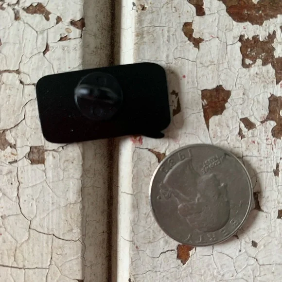 Brand new Stranger Things inspired “Friends Don’t Lie” speech bubble enamel pin - Picture 3 of 3